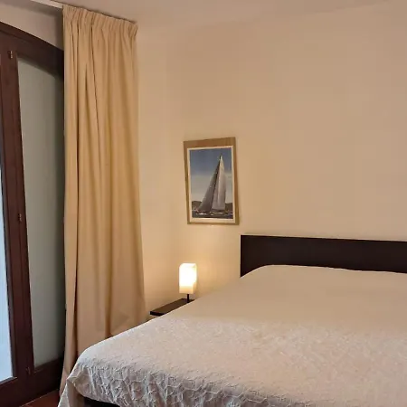 לינה וארוחת בוקר Castiglias 3*